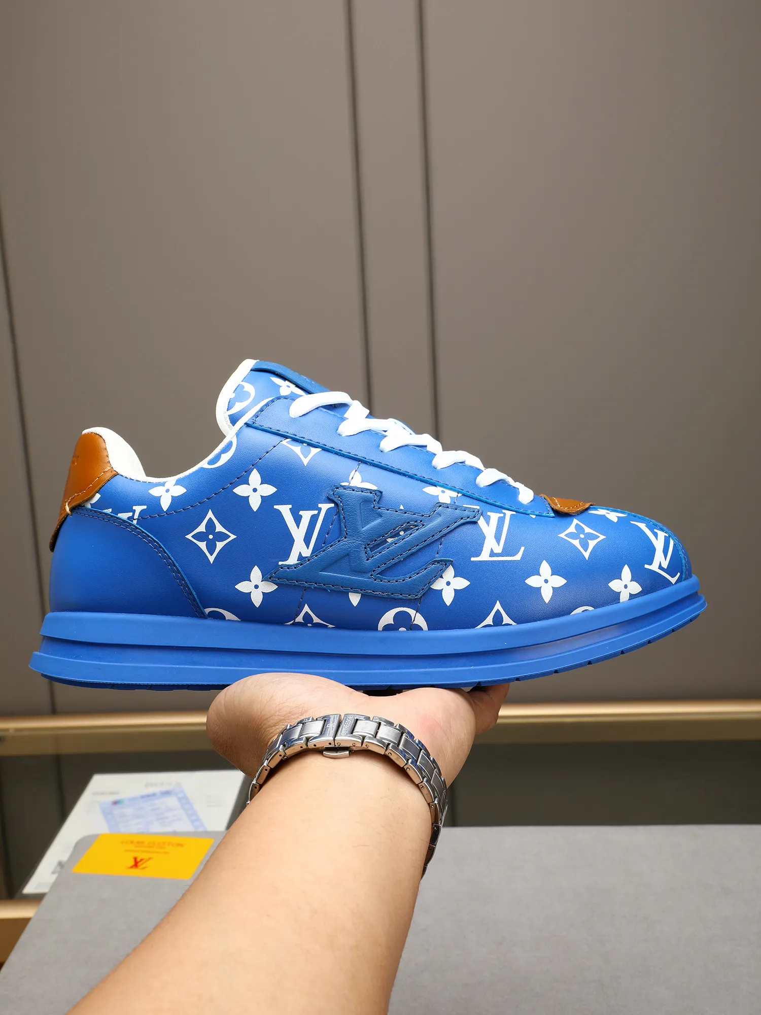 Men's Men's Shoes 💰500 LV Louis Vuitton L Jialu Brand Runner Tatic Series Thick-soled Casual Sports Shoes Running Shoes Original purchase, development, production This LV Runner Tatic sports shoe combines technical materials such as mesh fabric and ribbons to interpret the inspiration of traditional mountaineering shoes. LV letters are written on one side, the lariat buckle of the quick lacing system is embellished with Monogram flowers and Louis Vuitton logos, and the light and wear-resistant rubber outsole completes the whole. ▪️Fabric: Original imported cowhide + mesh ▪️Inner lining: Original customized breathable mesh ▪️Sole: Original open-molded anti-slip rubber combination material ▪️Size: Men's 40-44 (45 46 customized)